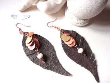 braune Statement Leder Ohrringe Feder mit Recycling Pailletten Plättchen, Boho Festival Leder Ohrringe Feder, Leder Schmuck